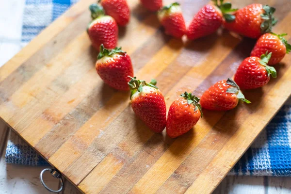 Färska Röda Jordgubbar Träskiva Med Naturligt Ljus — Stockfoto