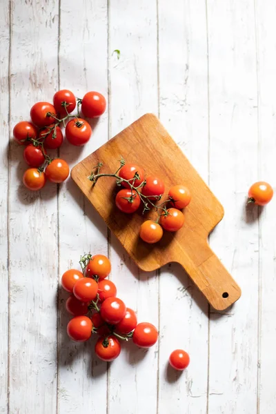 Close Tomates Crus Cereja Uma Tábua Madeira — Fotografia de Stock