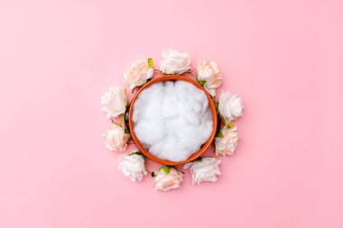 Açık pembe güller ve tüylü bir yuva. Yeni doğan dijital arkaplan.