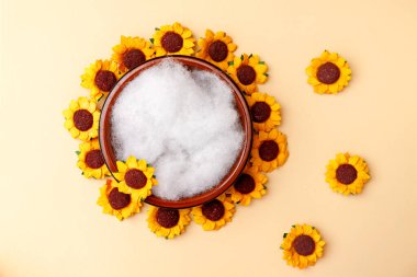 Yeni doğan dijital arkaplanda sarı ayçiçekleri. 