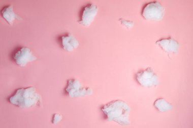 Pembe gökyüzünde pamuk bulutlar. Dijital yeni doğan arkaplanı, kopyalama alanı olan reklam arkaplanı.