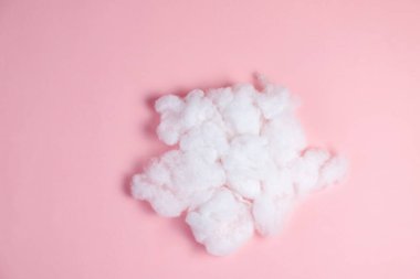 Pembe üzerine büyük beyaz bir bulut. Dijital yeni doğan arkaplanı