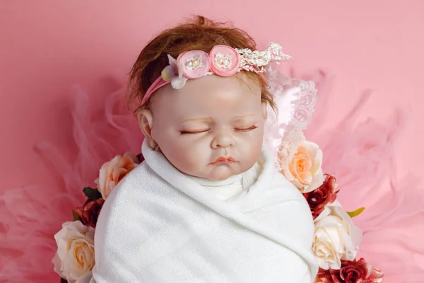 Çiçeklerin içinde yeniden doğan güzel bebek, profesyonel yeni doğan fotoshoot..