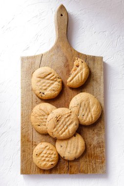 Noel pastanesi. Beyaz arka planda altın fıstık ezmeli kurabiyeler..