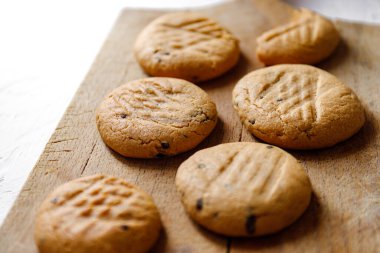 Noel pastanesi. Beyaz arka planda altın fıstık ezmeli kurabiyeler..