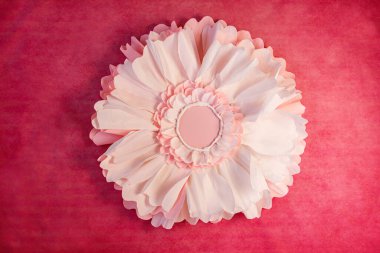 Çiçekli dijital yeni doğan arka plan. Büyük pembe bir çiçek. 