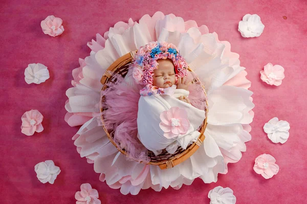 Bebé Falso Renacido Muñequita Sobre Fondo Flores —  Fotos de Stock