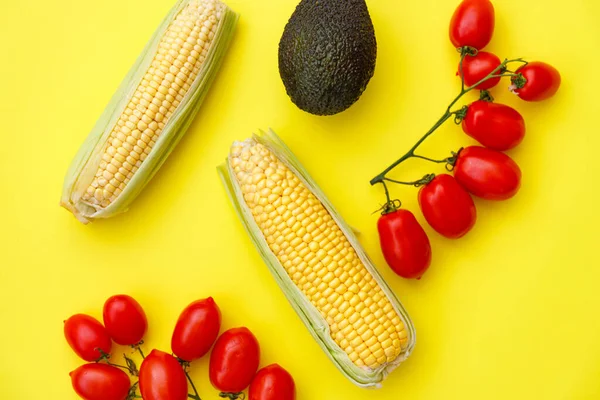 Ingredienser För Majssallad Med Tomater Avokado Och Majs — Stockfoto