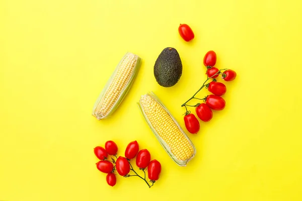 Sortiment Färska Grönsaker Såsom Majs Tomat Och Avokado Gul Backgroun — Stockfoto