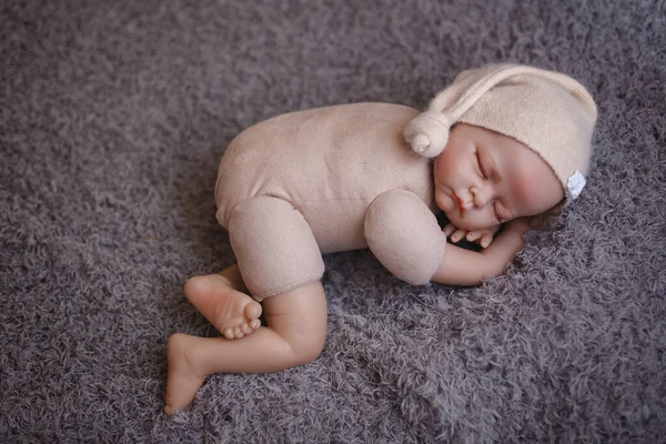 新生児のマネキンは新生児の写真の練習のためにクローズアップ — ストック写真