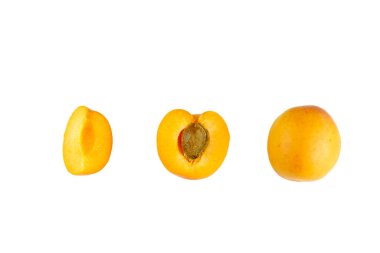 Kayısılar beyaz arka grupta izole edilmiş