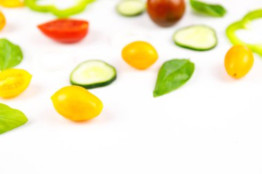 Çiçekteki küçük bir arı, çiçekteki nektarı emen bir arı