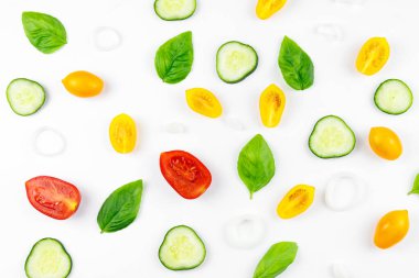 Beyaz arka planda çiğ salata malzemeleriyle beslenme kalıbı. Üst görünüm.