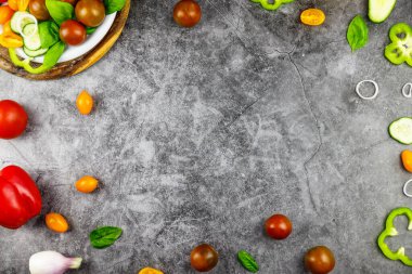 Salata yapmak için taze organik malzemeler: avokado, domates, arka planda fesleğen, üst manzara. Metin için yeri olan düz bir yatak. Vegan ve sağlıklı gıda konsepti