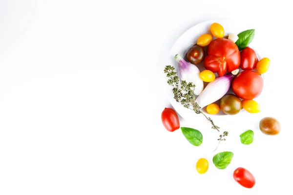 Salada Abacate Tomate Pepino Com Ervas Frescas Sobre Fundo Branco — Fotografia de Stock