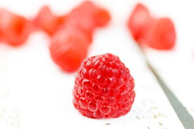 Taze ahududu, ahşap arka planda yaz ahududu yakın çekim. Taze vejetaryen yemeği, sağlıklı yemek.. 