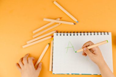 Kağıda küçük bir el çizimi.