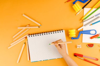 Kağıda küçük bir el çizimi.