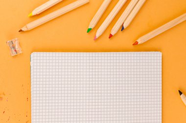 Okul malzemeleriyle dolu bir defter.