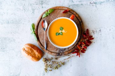 Gri taşlı arka planda kremalı balkabağı ve havuç çorbası. Uzayı kopyala Üst görünüm.