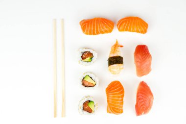 Suşi. Gıda soyut arka plan. Beyaz arka planda suşi. Suşi dürümlü lezzetli Japon yemeklerini yakından çek..