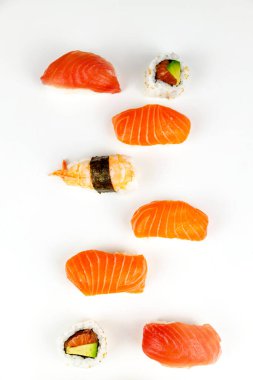 Suşi. Gıda soyut arka plan. Beyaz arka planda suşi. Suşi dürümlü lezzetli Japon yemeklerini yakından çek..