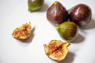 Beyaz ahşap arka planda taze İtalyan inciri. Tatlı yaz tatlıları. 