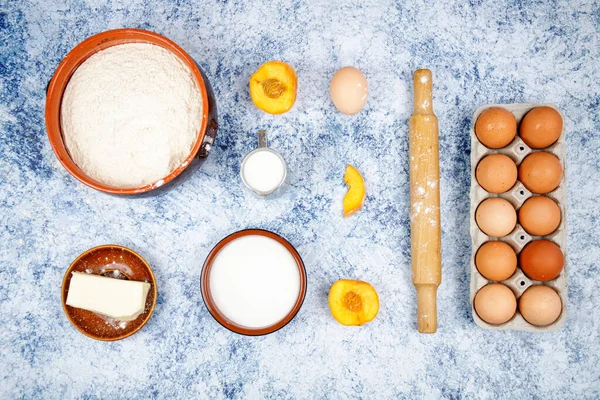 Zutaten Zum Backen Eier Mehl Zucker Butter Milch Auf Hellblauem — Stockfoto