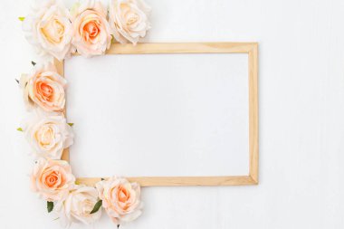 Beyaz ahşap arka planda pembe çiçeklerle yapılmış bir model.