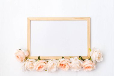 Beyaz ahşap arka planda pembe çiçeklerle yapılmış bir model.