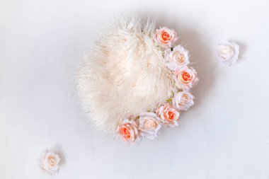 Şakayık ve güllerle beyaz dijital yeni doğan arkaplan