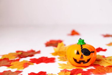 Beyazların Cadılar Bayramı geçmişi. Canlı parti eşyaları ve sonbahar yaprakları.