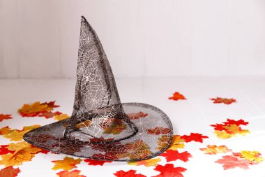 Beyazların Cadılar Bayramı geçmişi. Canlı parti eşyaları ve sonbahar yaprakları.