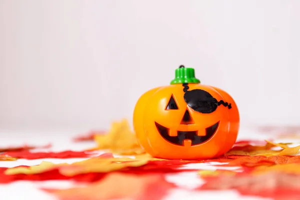 Halloween Háttér Fehér Élénk Partitételek Őszi Levelek — Stock Fotó