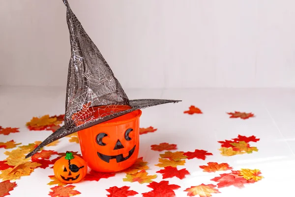 Halloween Háttér Fehér Élénk Partitételek Őszi Levelek — Stock Fotó