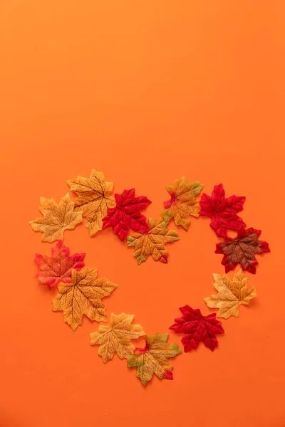 Turuncu Arka Planda Sonbahar Yapraklarından Yapılmış Kalp — Stok fotoğraf