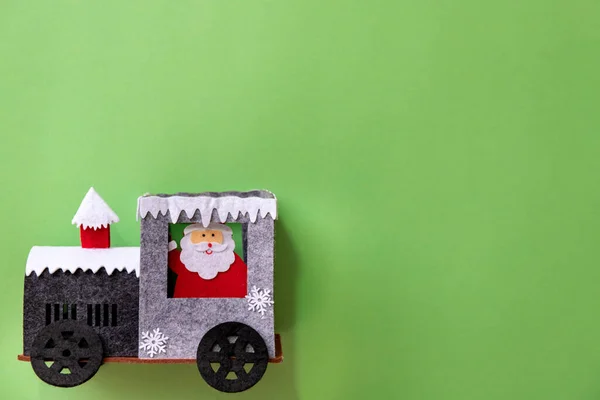 Noel Kompozisyonu Yeşil Arka Planda Kırmızı Noel Süslemesi Yaratıcı Düz — Stok fotoğraf