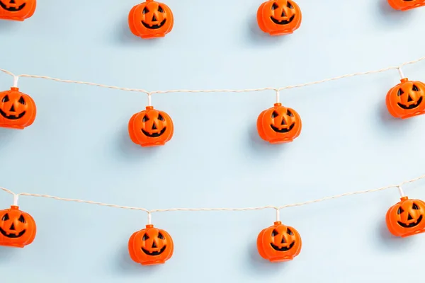 Sonriente Calabaza Halloween Sobre Fondo Azul Claro Patrón Con Calabazas —  Fotos de Stock