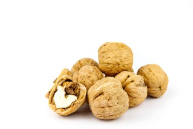 Beyaz arka planda taze ceviz seti. Sağlıklı atıştırma konsepti.