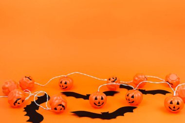 Cadılar Bayramı süslemeleri ile turuncu arka plan. Korkunç balkabakları.