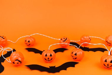 Cadılar Bayramı süslemeleri ile turuncu arka plan. Korkunç balkabakları.