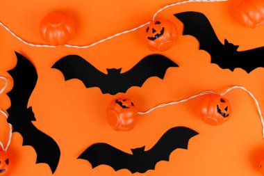 Cadılar Bayramı süslemeleri ile turuncu arka plan. Korkunç balkabakları.