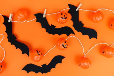 Cadılar Bayramı süslemeleri ile turuncu arka plan. Korkunç balkabakları.