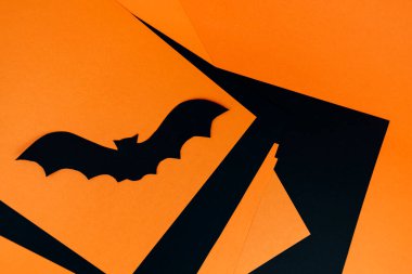 Cadılar Bayramı süslemeleri ile turuncu arka plan. Korkunç balkabakları.