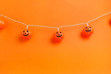 Cadılar Bayramı süslemeleri ile turuncu arka plan. Korkunç balkabakları.