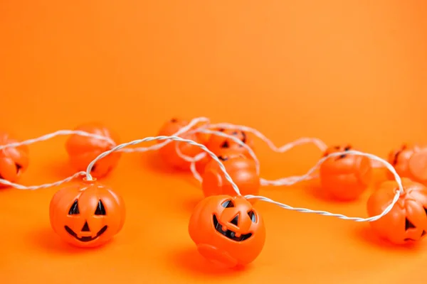 Fondo Naranja Con Decoraciones Halloween Calabazas Aterradoras —  Fotos de Stock