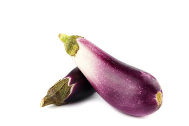 Beyaz sırtında izole edilmiş taze biyo-patlıcanlar. Sağlıklı gıda konsepti.