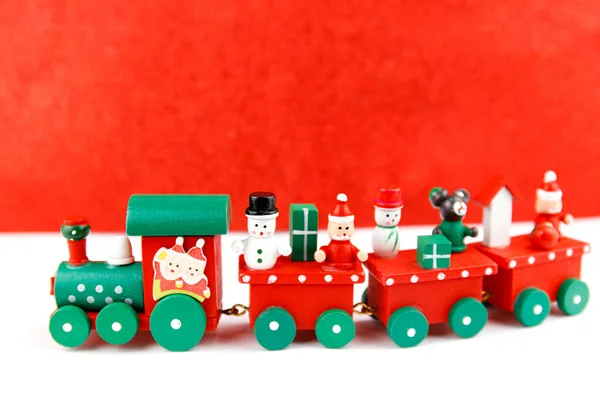 Kleine Spielzeugeisenbahn Mit Weihnachtsfiguren Weihnachtsgrußkarte — Stockfoto