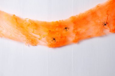 Turuncu ağ ve siyah örümceklerle basit bir cadılar bayramı geçmişi