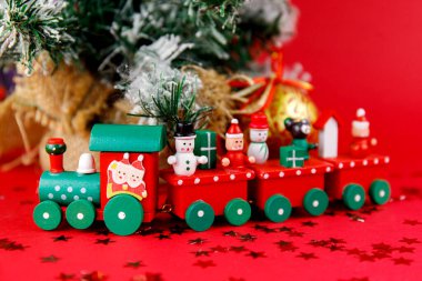 Parlak yıldızlı oyuncak Noel treni